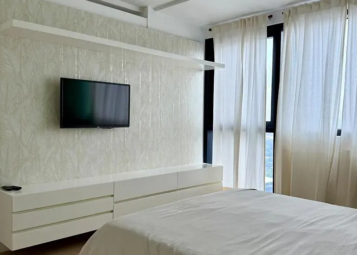 Roughly 30 Mins From Naia With View Of Greenhills Apartment