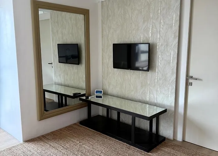 Apartment Roughly 30 Mins From Naia With View Of Greenhills *