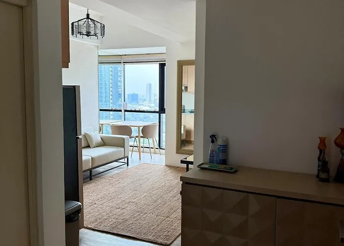 Apartment Roughly 30 Mins From Naia With View Of Greenhills *